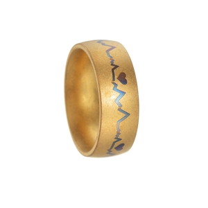 Bague en acier titane doré avec motif d'onde cardiaque colorée et gravure de coeur