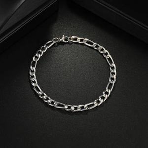 Poliertes silbernes Figaro-Kettenarmband aus Edelstahl mit Karabiner auf schwarzem Grund