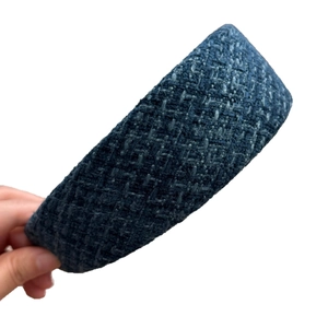 Cerchietto largo in tweed blu scuro con elegante trama intrecciata per un look francese