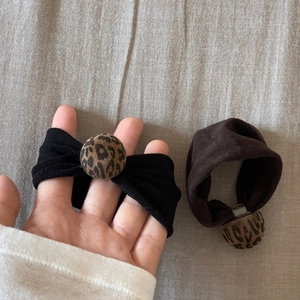 Elastic hair ties with leopard print balls in black and dark brown fabric material