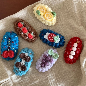 Barrettes à cheveux faites main au crochet avec motifs fruits sur tissu en lin beige