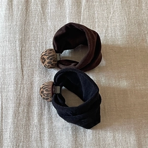 Leopard print ball scrunchies in black and brown velvet, high elasticity hair accessories
