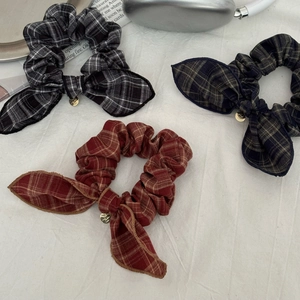 Trois chouchous vintage à carreaux avec oreilles de lapin et pendentifs dorés