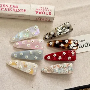 Set di 8 mollette per capelli in acetato triangolari con piccoli fiori bianchi