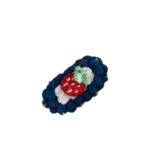 Barrette à cheveux fraise faite main au crochet avec base bleu foncé pour femmes