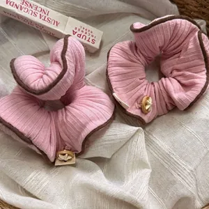 Rosa gestreiftes Haargummi-Set mit braunem Rand und Details aus Holzblumenknöpfen