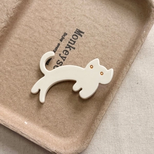 Barrette chat en acétate beige sur papier kraft pour coiffure de femmes mignonne
