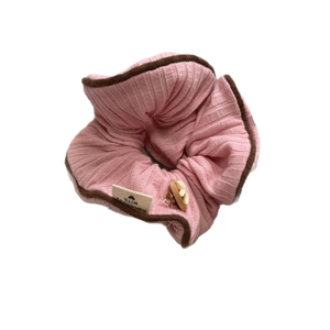 Rosa Rippstrick-Haargummi mit braunem Rand und handgefertigtem Etikett Accessoire