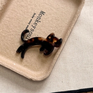 Barrette chat en acétate avec motif écaille de tortue et perle dorée pour l'œil