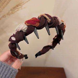 Detailed view of brown and beige knitted fabric headband with black non-slip inner teeth