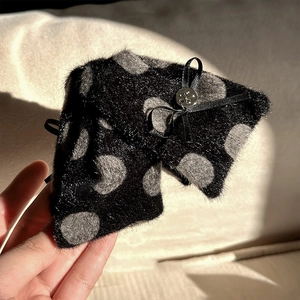 Pince à cheveux en peluche à pois avec nœud en soie et détail de bouton argenté