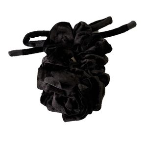 Chouchou élégant en velours noir avec de longs rubans pour une coiffure vintage chic