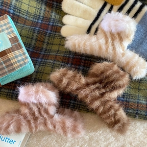 Plush faux fur claw clips in khaki, brown, and pink for thick hair autumn winter style