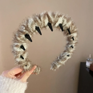 Detailansicht des Punk-Kunstfell-Hairreifs mit schwarzen Spikes und rutschfester Innenseite