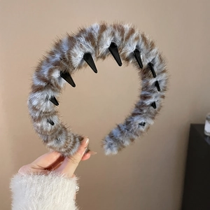 Detail eines flauschig gestreiften Stirnbands mit rutschfesten Zacken auf der Innenseite