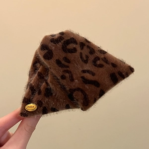 Pince à cheveux léopard en peluche avec logo en métal doré pour l'automne et l'hiver