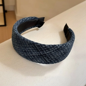 Serre-tête large en tweed bleu à carreaux pour femme avec texture tissée élégante