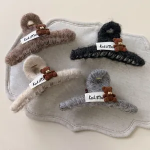 Set de cuatro pinzas para el cabello de peluche con ositos en colores neutros suaves