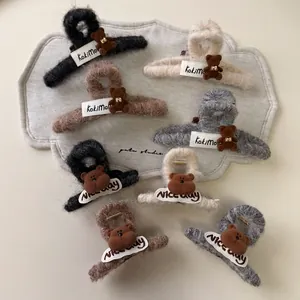Pinzas de pelo de peluche osito lindo en colores neutros como beige, negro y marrón