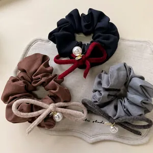 Set di 3 elastici in raso con fiocchi in maglia e ciondoli di perle in nero marrone blu