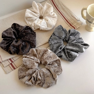 Set aus vier strukturierten Samt-Scrunchies in Creme Grau und Kaffee für elegante Frisuren