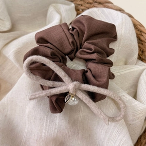 Elastico per capelli marrone con fiocco di peluche beige e ciondolo con perla bianca