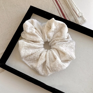Minimalistisches beiges Plüsch-Haargummi mit weicher Kunstfell-Textur für Damen