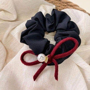 Elegante elastico in raso nero con fiocco in velluto rosso, perla e ciondolo a cuore