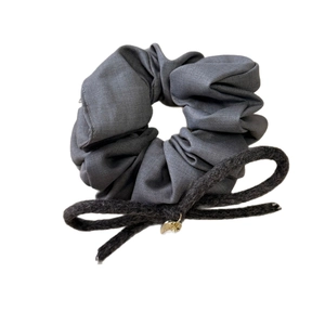 Elastico scrunchie minimal in raso grigio scuro con fiocco nero e ciondolo a cuore