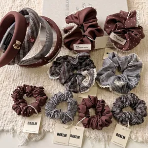 Set d'accessoires pour cheveux marron avec carreaux, pois et détails en dentelle