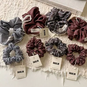 Set de 8 chouchous à carreaux et pois avec dentelle aux tons terreux sur tapis blanc