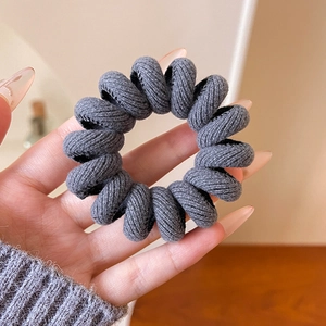 Élastique à cheveux spirale vintage gris foncé avec texture de tissu élastique