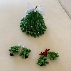 Handgefertigtes Plüsch-Weihnachtsbaum-Haarspangen-Set mit Perlen und Schleifen