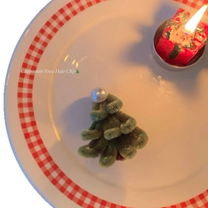 Handgefertigte grüne Plüsch-Weihnachtsbaum-Haarklammer mit Perle auf festlichem Tablett
