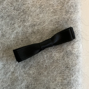 Vue détaillée d'une pince à cheveux minimaliste noire en ruban textile nervuré