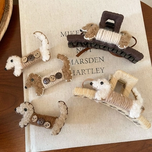 Pince à Cheveux Chien en Peluche Mignon Automne Hiver Feutre de Laine Teckel Fait à la Main pour Femme Accessoires