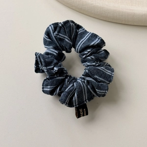 Vue détaillée du chouchou rayé bleu marine avec étiquette tissée Made in Korea