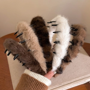 Serre-têtes en peluche marron pour femmes en diverses couleurs sur fond d'automne doux