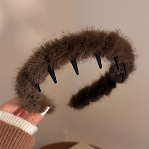 Détail du serre-tête en peluche marron montrant la fourrure douce et les dents antidérapantes