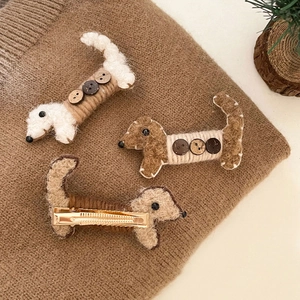 Trois pinces à cheveux chiot teckel en peluche tricotée blanc beige et marron