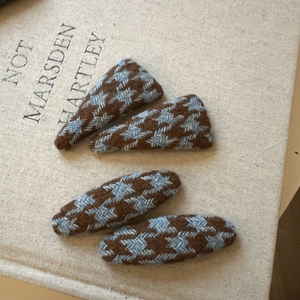 Lot de 4 pinces à cheveux tricotées à motif pied-de-poule en marron et bleu tweed