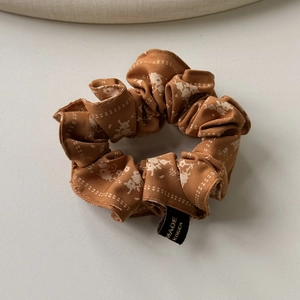 Chouchou à carreaux et fleurs caramel avec motif floral et texture en coton