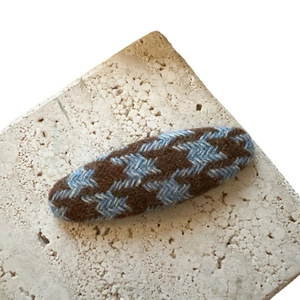 Barrette ovale en tricot à carreaux pied-de-poule marron et bleu sur socle pierre