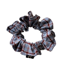 Chouchou classique en tissu à carreaux bleus et rouges avec étiquette de marque