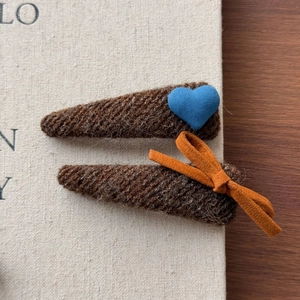 Lot de barrettes en tweed marron avec cœur bleu et nœud orange pour le style d'hiver