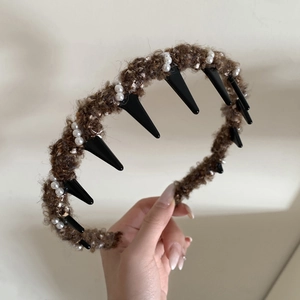 Brauner flauschiger Haarreif mit weißen Perlen und Kamm für elegantes Haarstyling