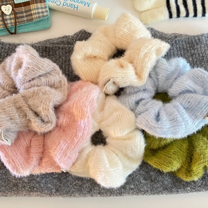 Set mit 6 bunten Strick-Haargummis aus Mohair in Pastelltönen für winterliche Frisuren