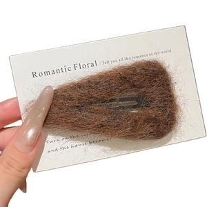 Pince à cheveux BB triangle en peluche marron avec texture laine et base en métal