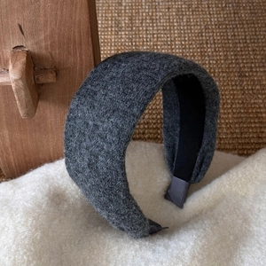 Détail d'un serre-tête en laine gris foncé avec texture en fibres douces pour un style d'hiver