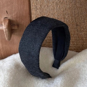 Détail de la texture en laine gris foncé et rembourrage du serre-tête large
